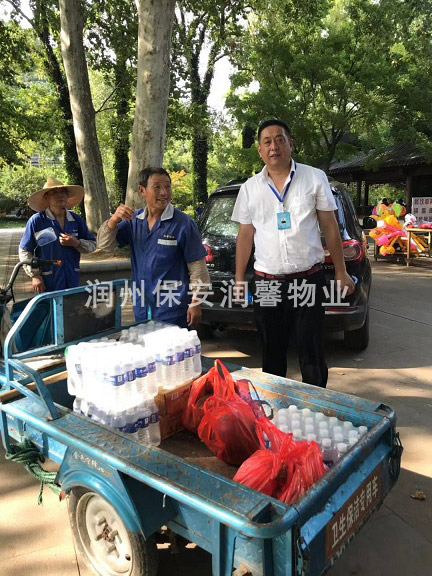 润馨物业工会开展“夏日送清凉”活动