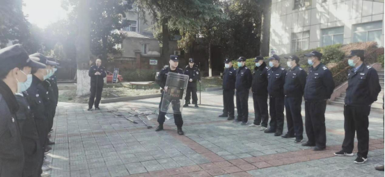 “内强素质、外塑形象”—润州保安组织中医院队员进行日常队列训练