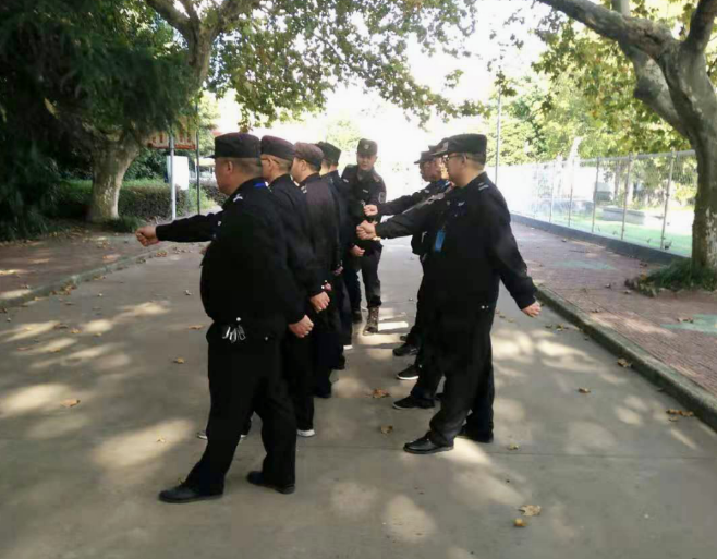 牢固树立安全意识 筑牢校园安全防线--润州保安公司组织江苏科技大学全体保安队员进行日常队列训练