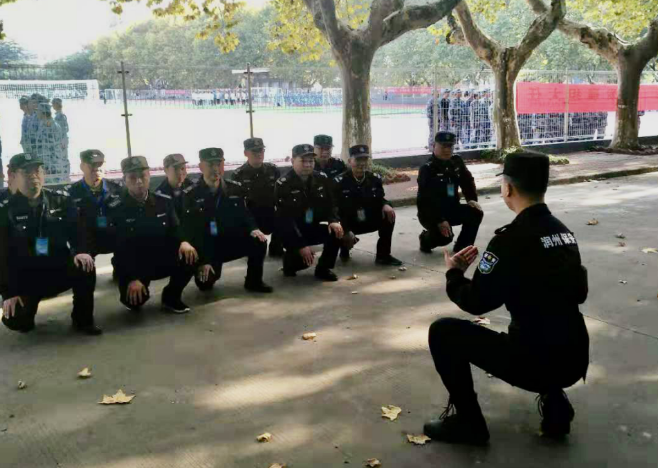 牢固树立安全意识 筑牢校园安全防线--润州保安公司组织江苏科技大学全体保安队员进行日常队列训练