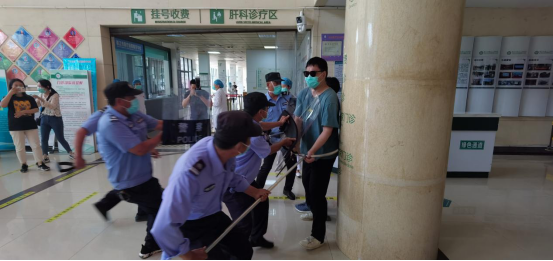 保障医患平安--润州保安公司对镇江市第三人民医院全体队员进行反恐训练