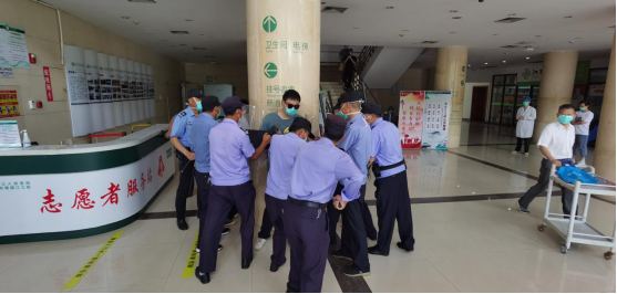 保障医患平安--润州保安公司对镇江市第三人民医院全体队员进行反恐训练