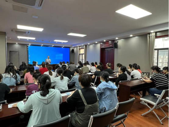 润馨物业组织各驻点员工开展专业保洁技能培训