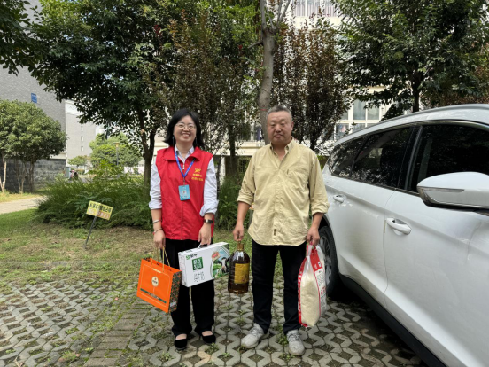 润馨物业慰问公司困难职工