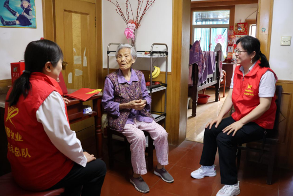 慰问困难老人——润馨物业慈善志愿者总队在行动